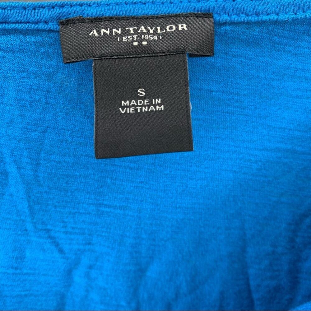 Ann Taylor Blue Small Sleeveless V-neck blouse - Picture 3 of 3